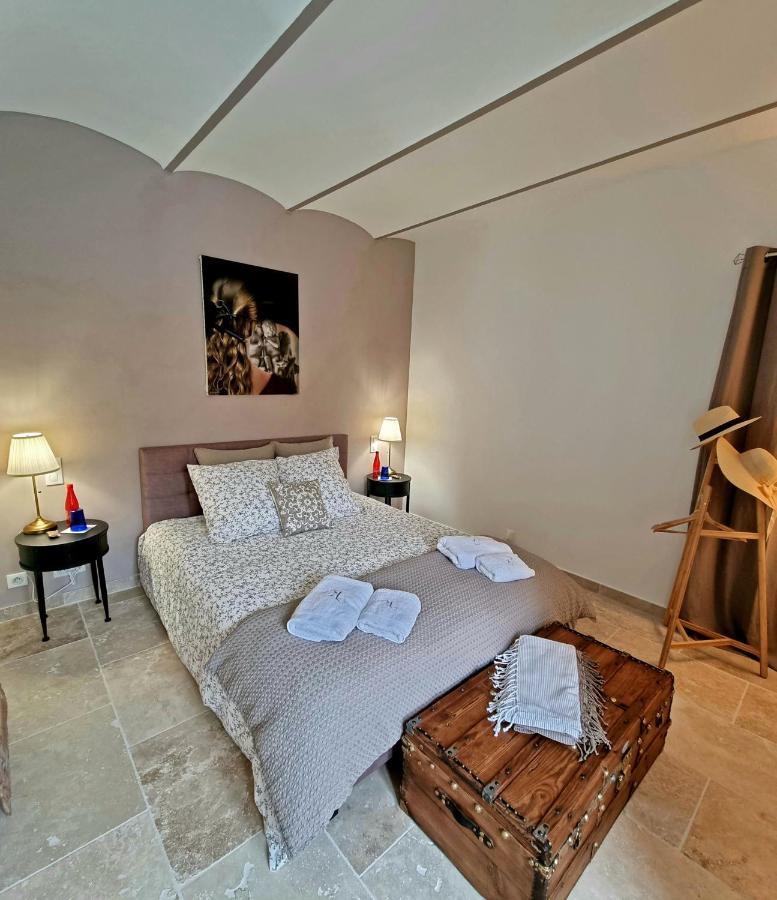 La Maison De Livia, Gite, Chambres Et Table D'Hotes Sauzet (Gard) Eksteriør bilde